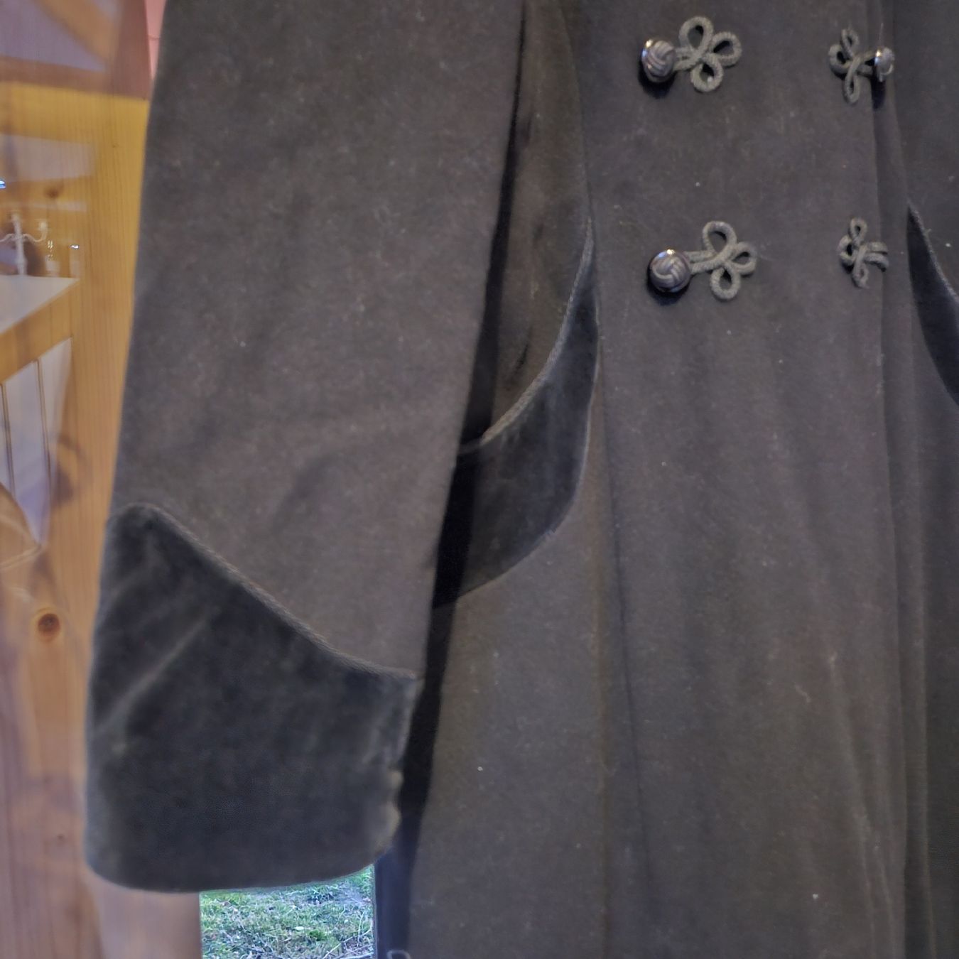 Cappotti: Schwarzer Vinnnnn Wintermantel mit Details – Usato da Oberbalm venduto da ursina19 2