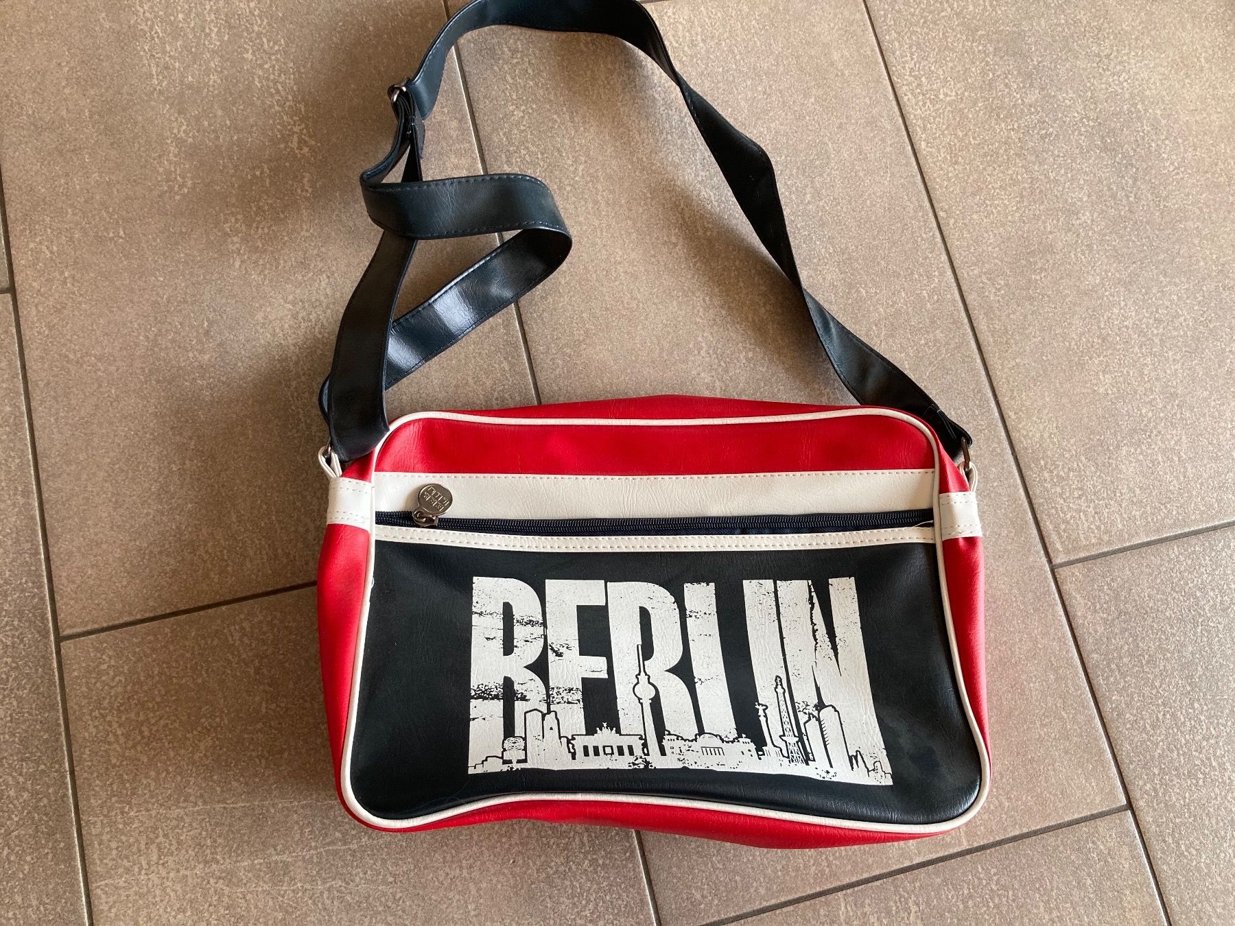 Taschen: Umhängetasche Retro Berlin; NEU! – Neu (gemäss Beschreibung) aus Mosnang von Kusli09
