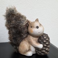 Deko Eichhörnchen mit Tannenzapfen und Plüschschwanz