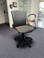 Grauer Bürostuhl / Drehstuhl mit Rollen