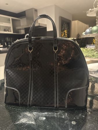 Sac à main Gucci noir verni motif GG, élégance original !