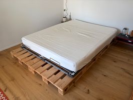 Stylisches Palettenbett mit komfortablem Lattenrost