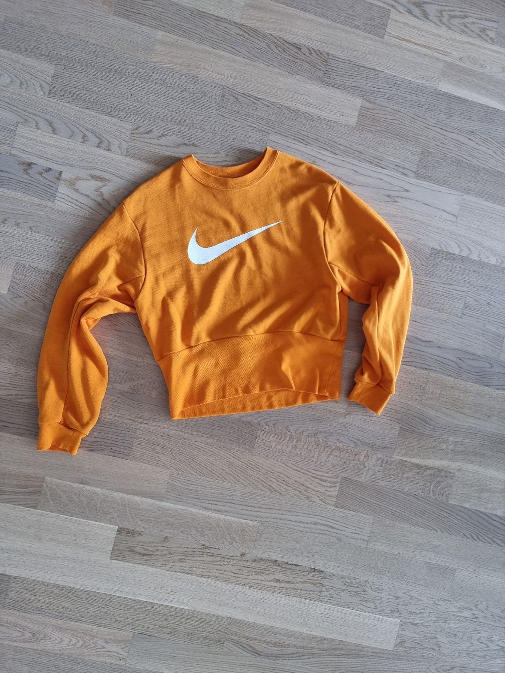 Nike Pullover & Sweatshirts: Nike Sweatshirt Orange Gr. M Crop Top Look – Gebraucht aus Goldach von Cooky2011