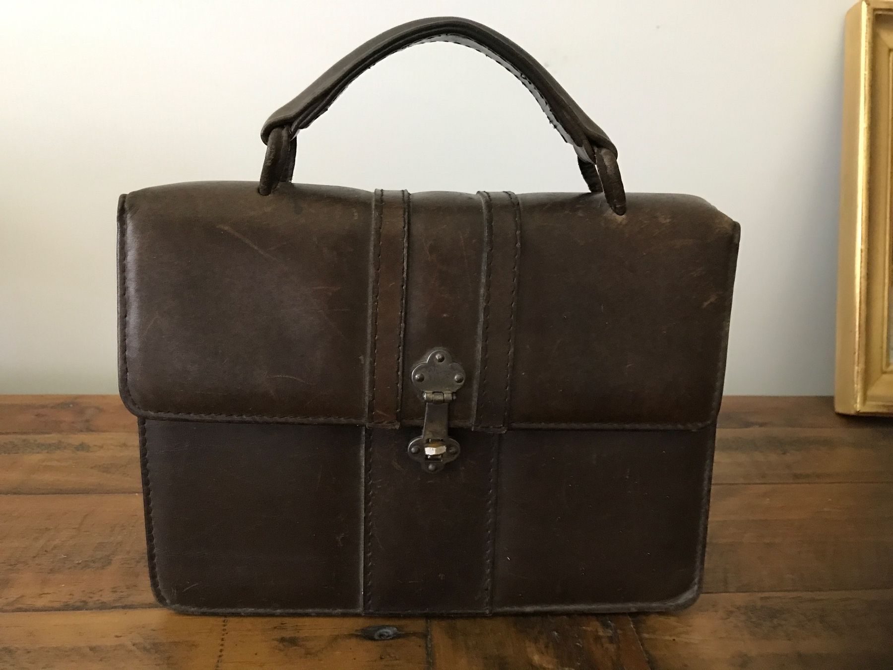 Sacs femmes: Alte Handtasche Leder – D'occasion à Rapperswil SG par cosiba01