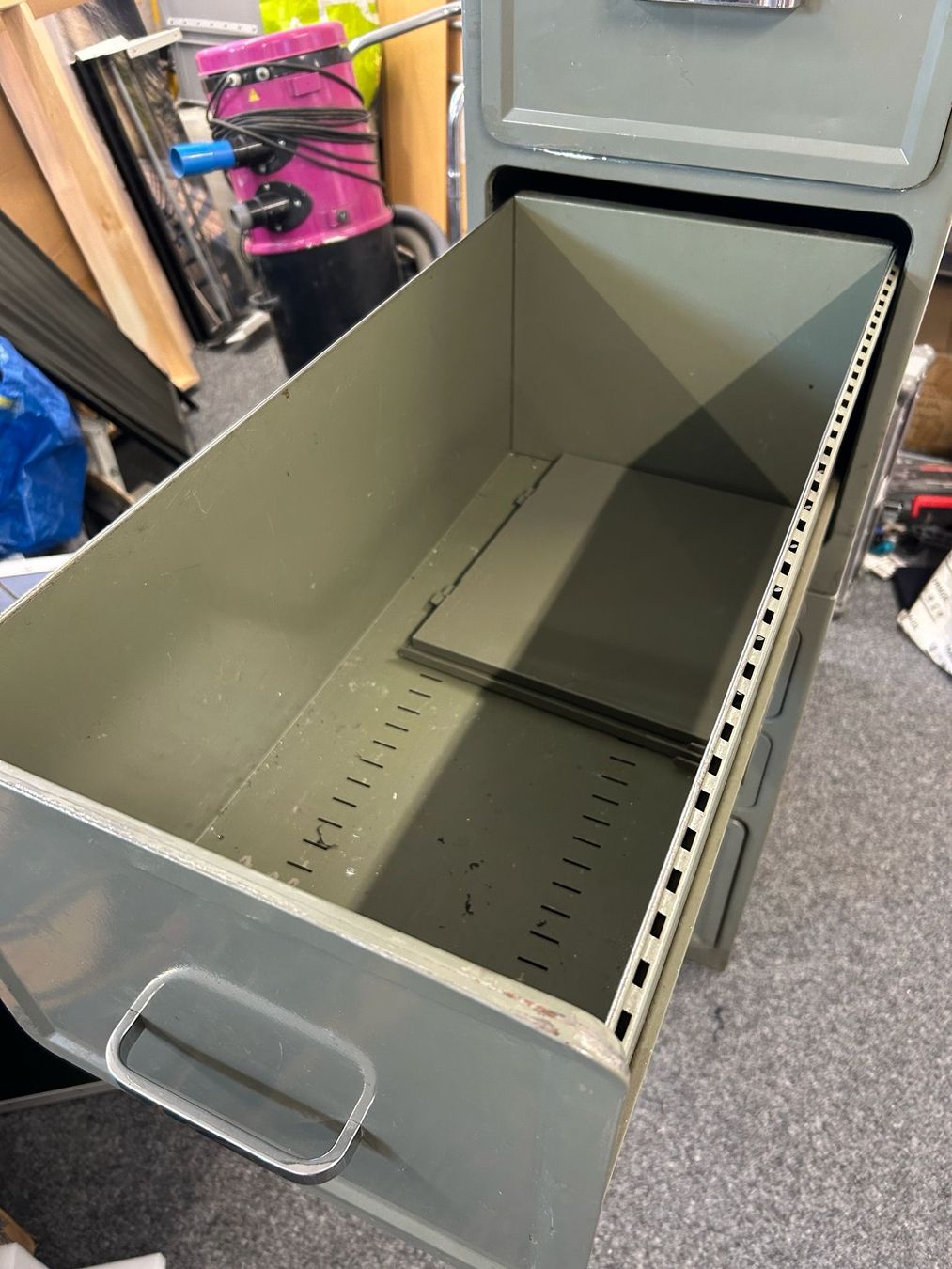 Armadi: Vintage Metallschrank – Usato da Grüt (Gossau ZH) venduto da wisdomio7 4