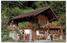 Trachtengruppe aus dem Berner Oberland vor einem Chalet