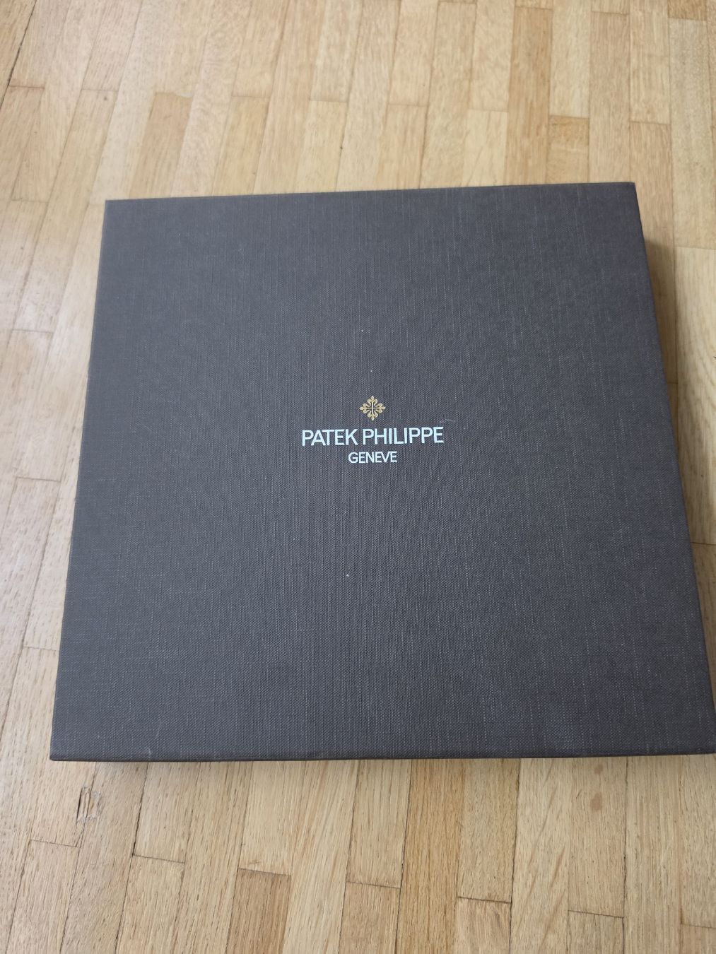 Patek Philippe Foulard & Sciarpe: patek philippe scarf – Nuovo e nell'imballaggio originale da Genève venduto da Gondola 2