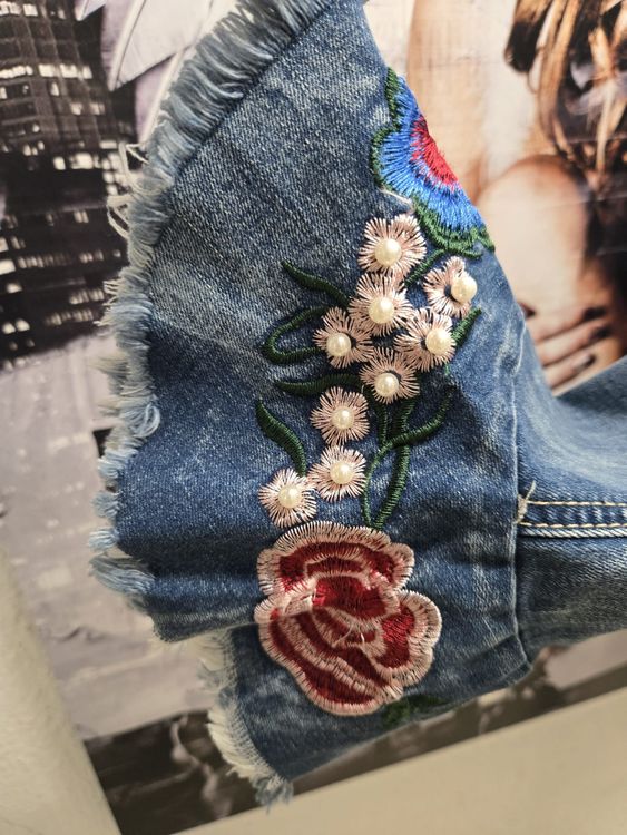 Giacche: Jeansjacke Damen Grösse S mit Perlen bestickt – Usato da Rheinsulz venduto da Dred 5