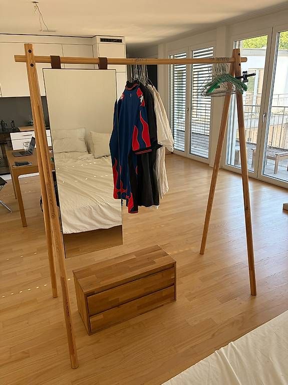 Garderobe: Solid Wood Freestanding Clothes Rack / Wardrobe – Gebraucht aus Basel von mat_x9yq 4