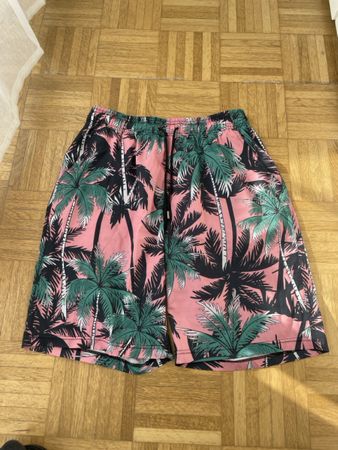Pinke Badehose mit Palmen - perfekt für den Sommer!