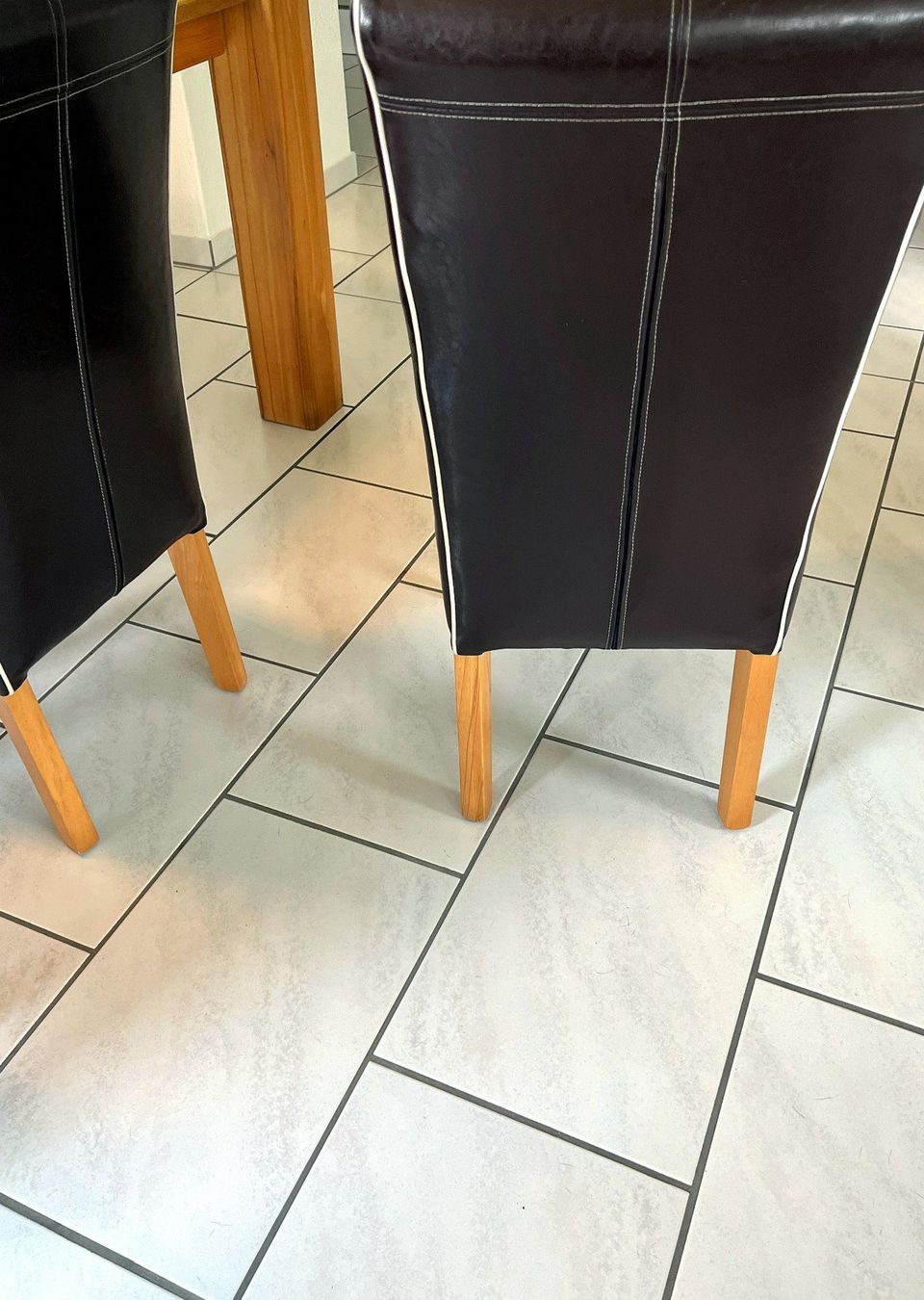 Set di tavolo e panche: Massiver Esstisch aus Holz mit 6 Stühlen – Usato da Volketswil venduto da SecondHanderia 4