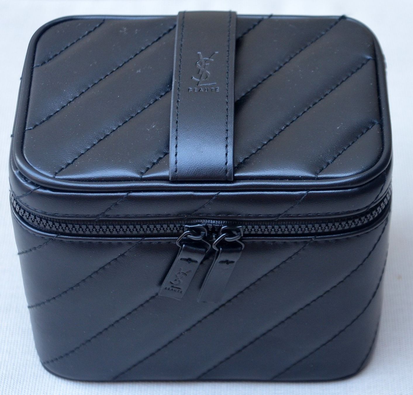 Saint Laurent Custodie per cosmetici: Yves Saint Laurent  Vanity case – Usato da Collonges venduto da Auganien 2