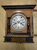 Antike Wanduhr im Holzgehäuse