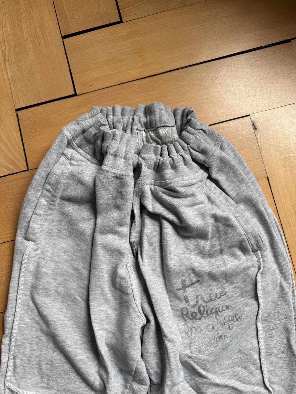 True Religion Pantalons: TRUE RELIGION - Sweat Pants hellgrau M/L – D'occasion à Zürich par Diazaio 1