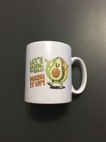 Lustige Avocado Tasse "Let's Guac and Roll"