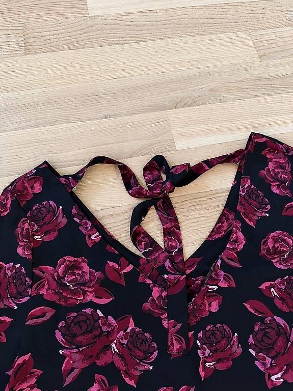 Camicette: Bluse - Gr. 36 - Schwarz mit Rosenmuster – Usato da Effretikon venduto da alicebrunner 1