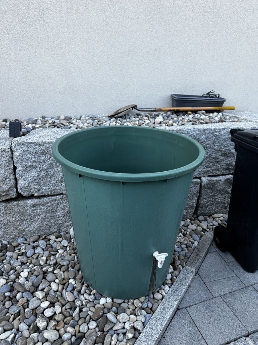 Bewässern & Giessen: Regentonne grün mit Hahn hatt loch – Gebraucht aus Riken AG von Herakles.18