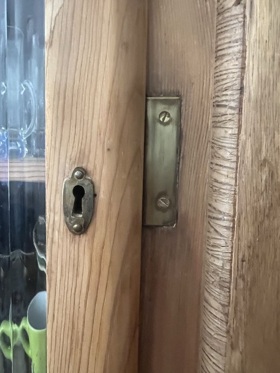 Armadi: WIRD ENTSORGT !!!!  Massive Holzschrank Glas Griffen vintage – Usato da Frenkendorf venduto da jorge0000 6