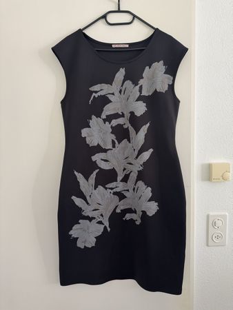 Elegantes, schwarzes Kleid von Anna Field, ideal für den Frü
