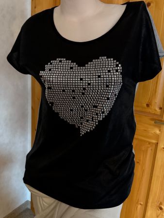 T-Shirt mit Herz-Motiv.