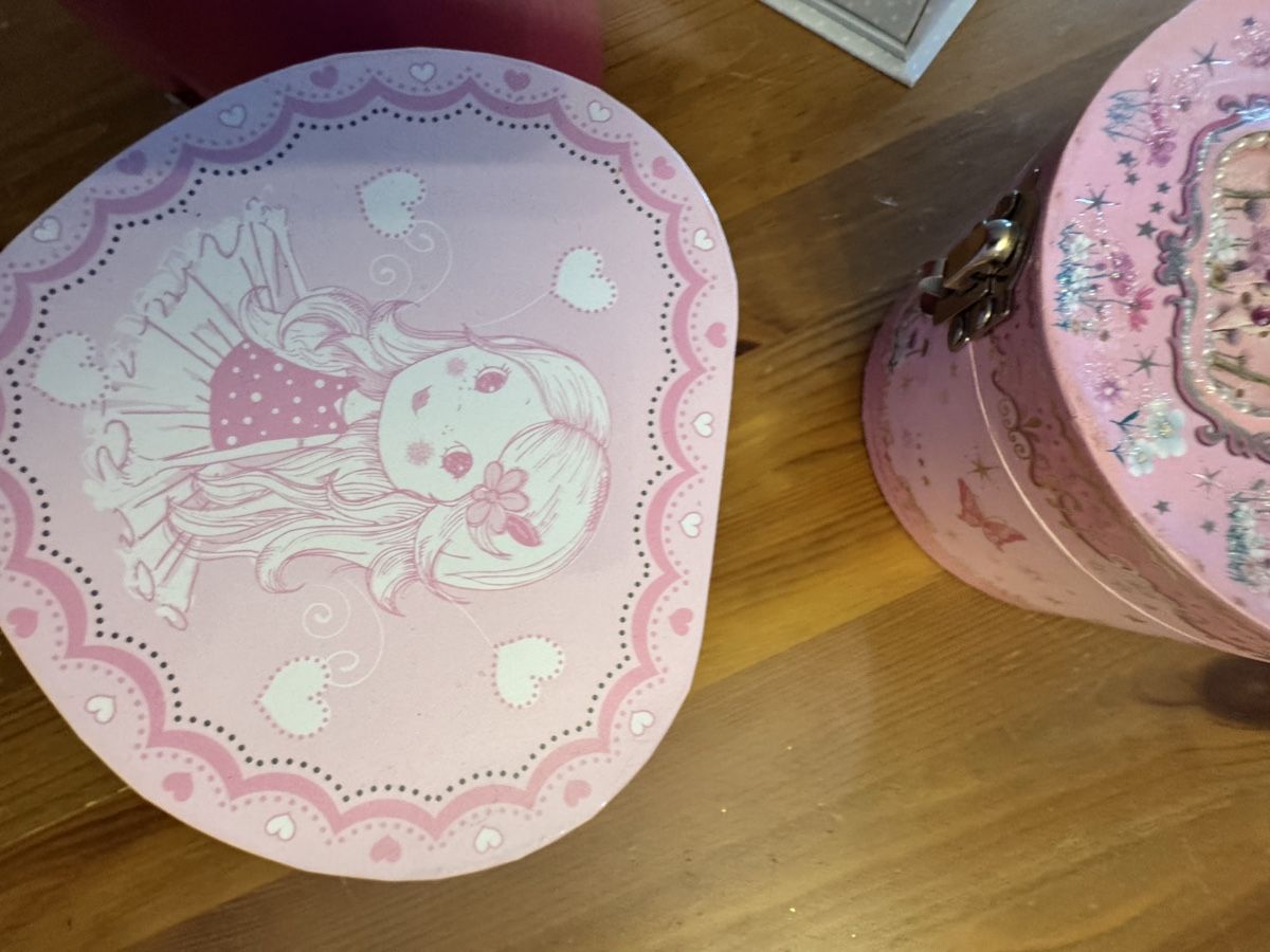Tutte le decorazioni: 2 accessories box  plus 2 carillon madchen – Usato da Küssnacht am Rigi venduto da ciucchino 6