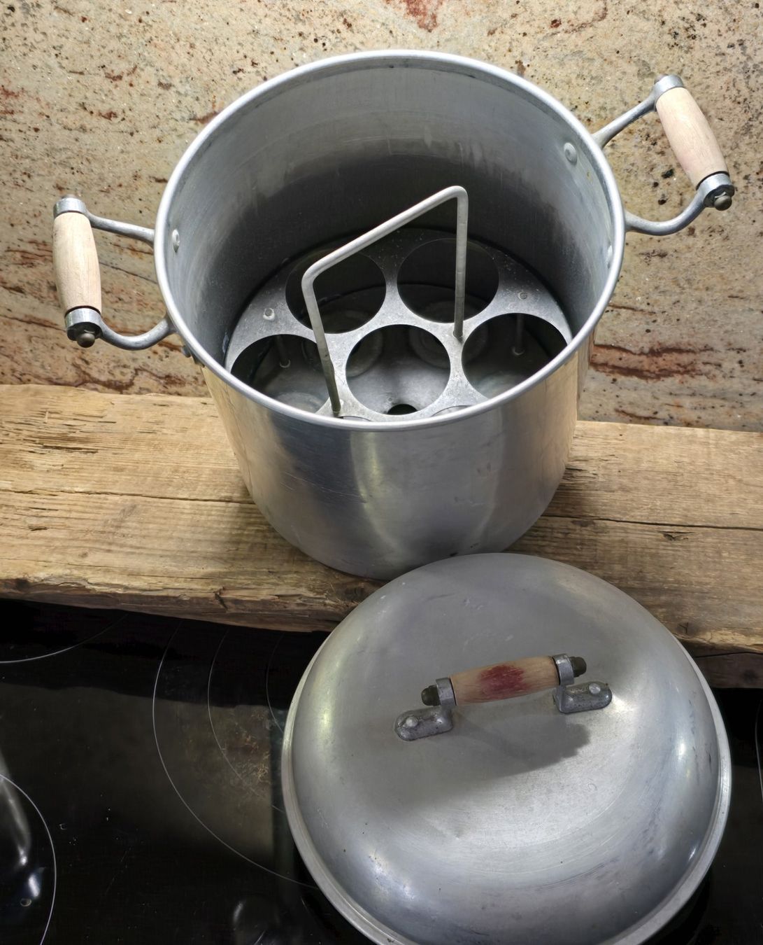 Flaschen: Antiker Topf mit Original Glasflaschen – Gebraucht aus Walkringen von Vanuca 6