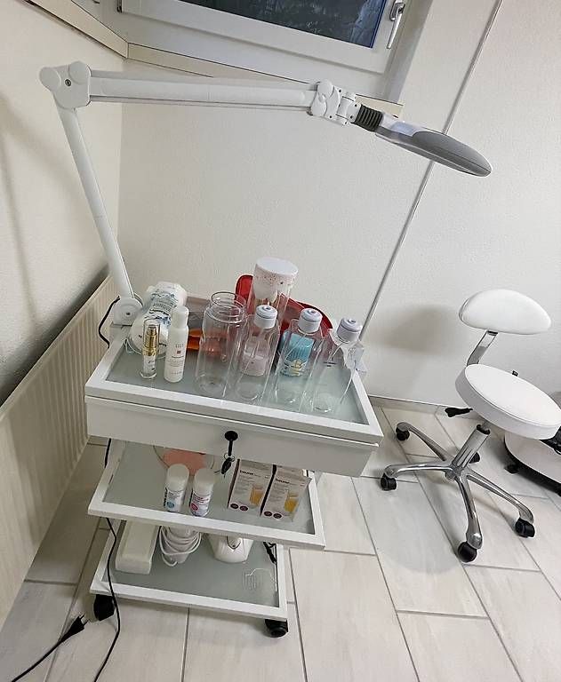 Lettini & sedie per cosmetici: Komplette Kosmetik Studio Möbel – Usato da Therwil venduto da val_hsj6 3