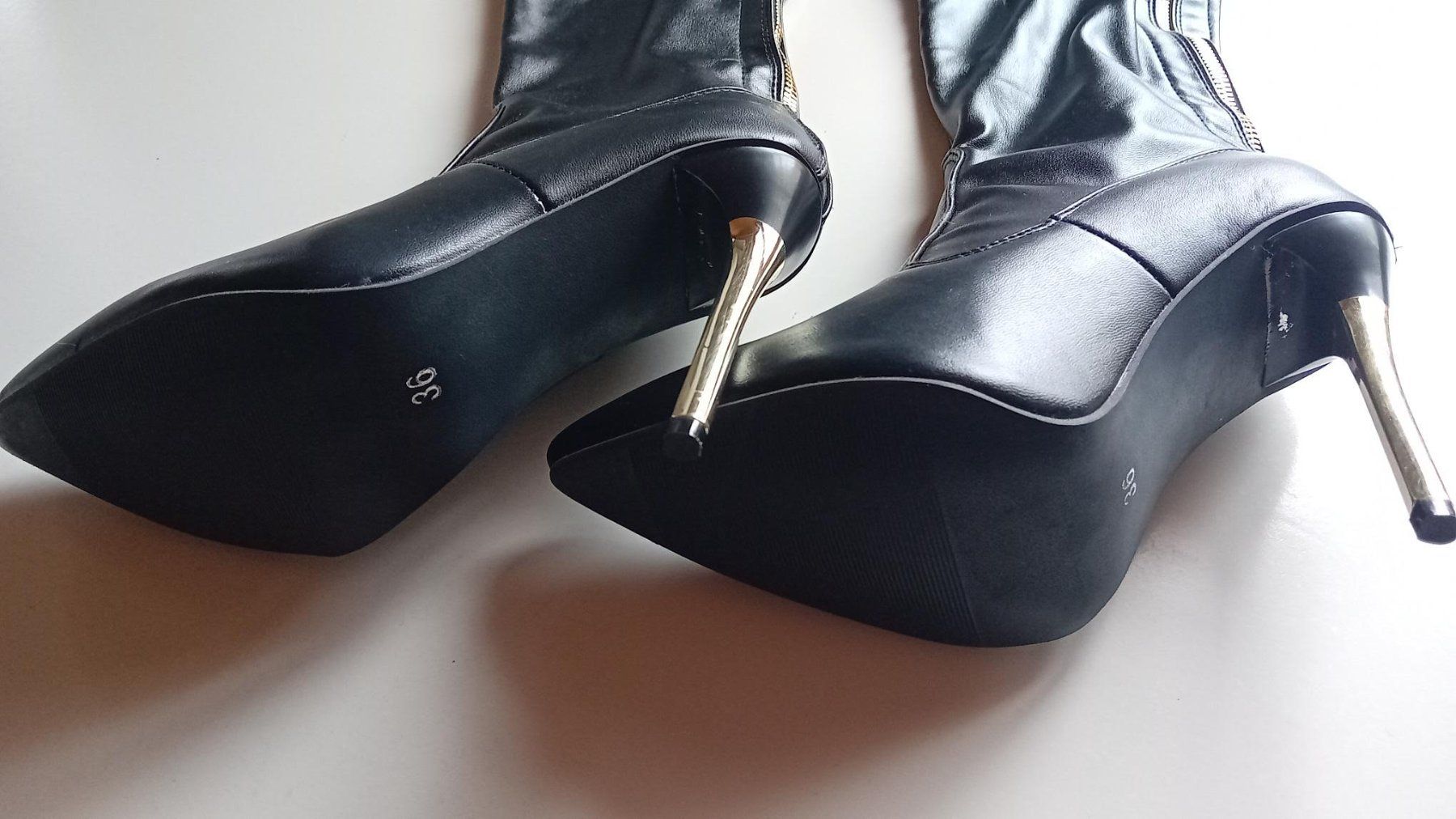 Scarpe da donna: Overknee Stiefel Schwarz Gr. 36 mit Gold – Usato da Salez venduto da Robe12 7