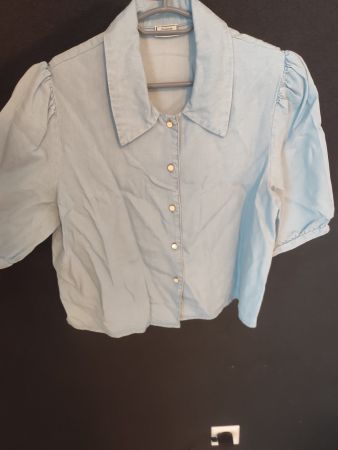 Chemisier bleu clair à manches bouffantes, taille s