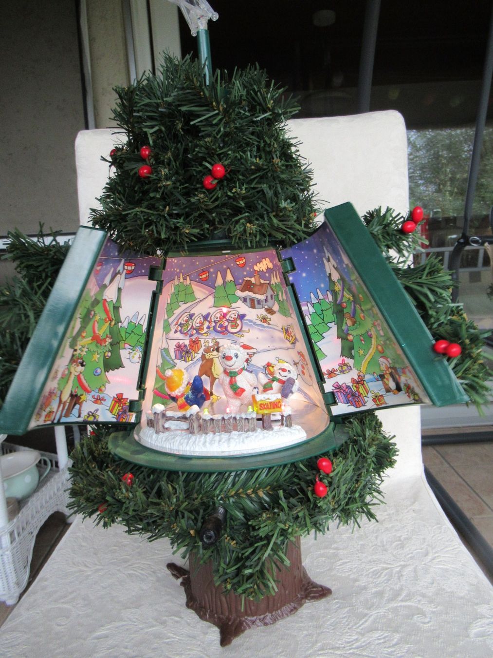 Tutte le decorazioni: Motion Activated Animated Xmas tree very rare – Usato da Trimbach venduto da donlyn