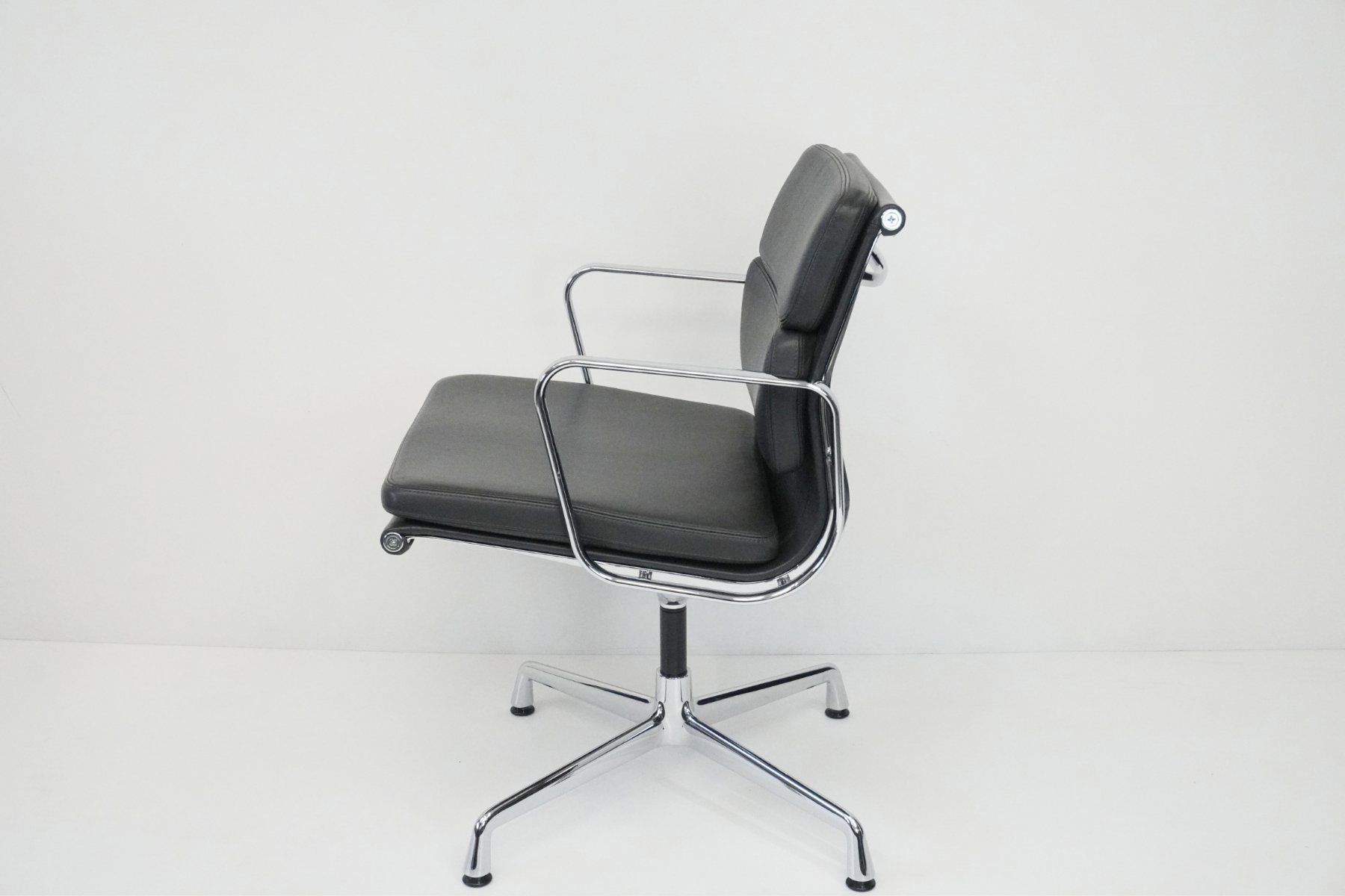 Vitra Sedie: Original Vitra Eames Soft Pad EA208 Leder asphalt – Usato da Bad Zurzach venduto da QLASSIQ 6