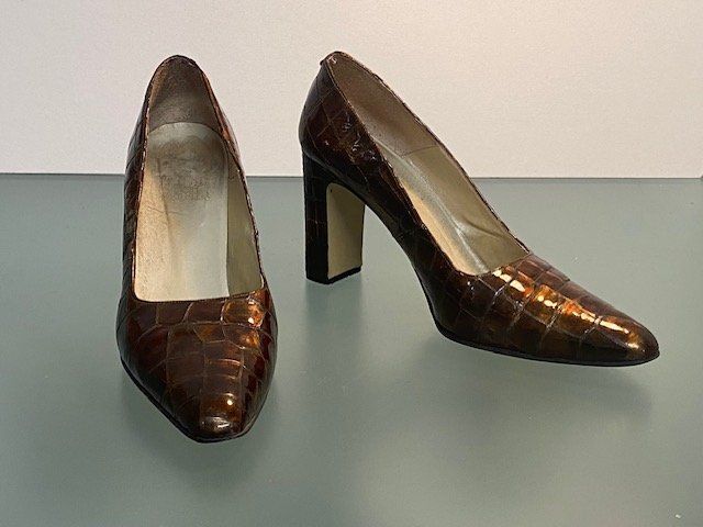 Alba Moda Scarpe da donna: Elegante Alba Moda Kroko-Lack-Pumps Gr. 39 – Usato da Kreuzlingen venduto da Musikremo