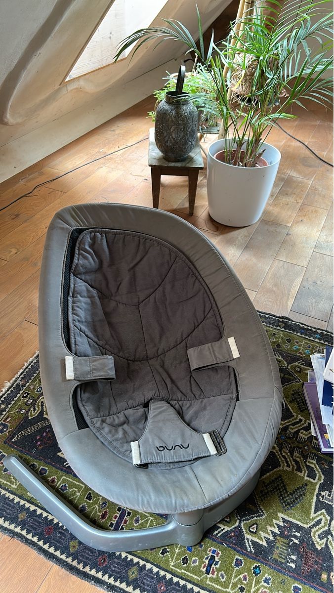 Nuna Sdraiette & Sdraiette a dondolo: Nuna Leaf Babyschaukel - schwarz/grau – Usato da densbüren venduto da Oldaden