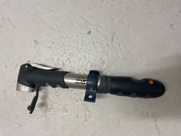 Fahrradpumpe SKS schwarz silber mit Rahmenhalterung