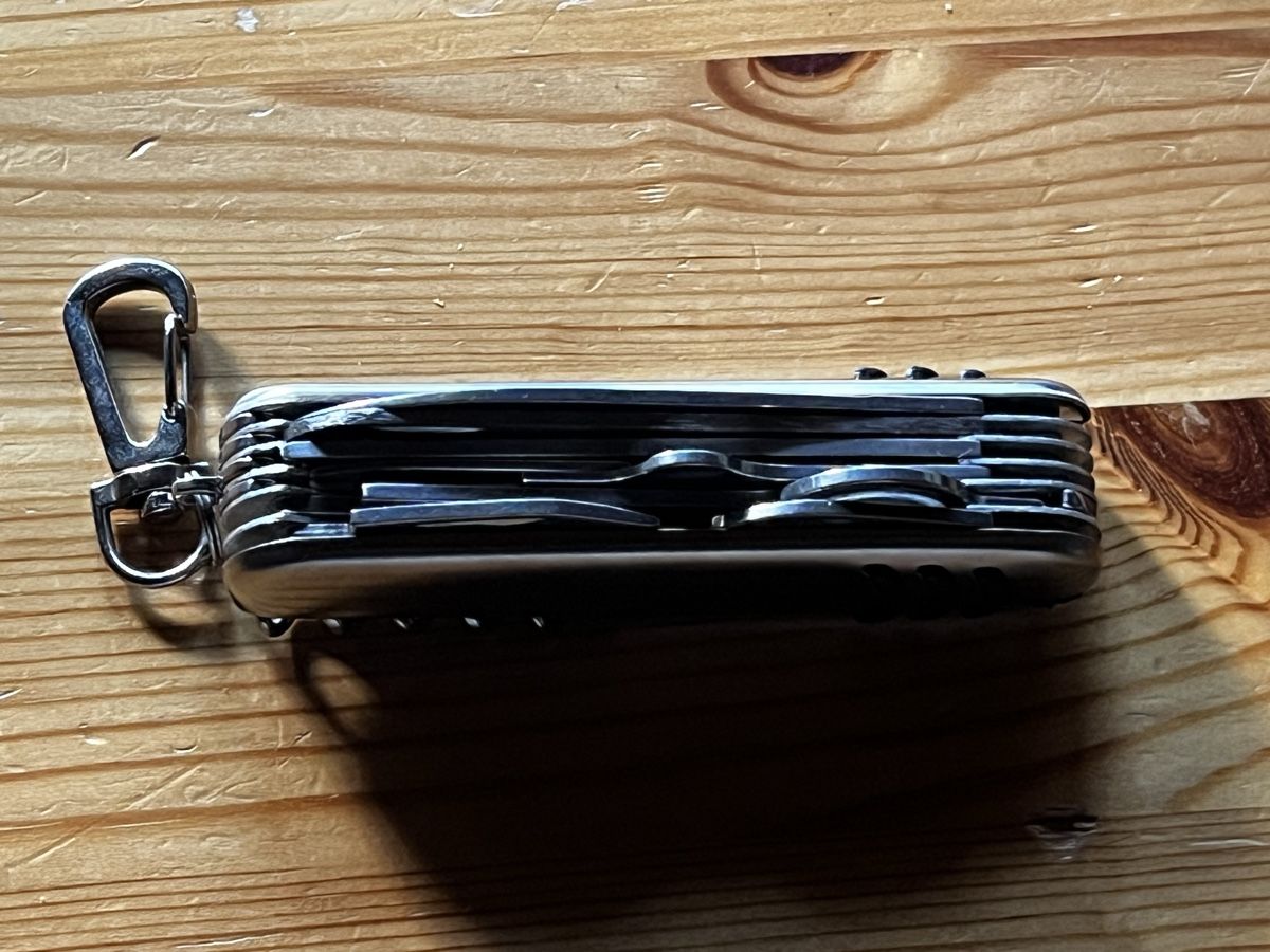 Coltelli tascabile: Praktisches Adventure Ridge Multitool mit Etui, neuwertig – Nuovo (secondo la descrizione) da Grindelwald venduto da IseLune 2