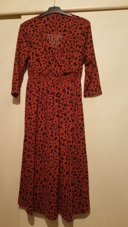 Rostbraunes Kleid mit Leomuster