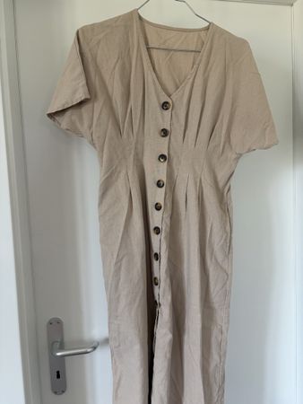 Beiges Sommerkleid mit Knopfleiste 