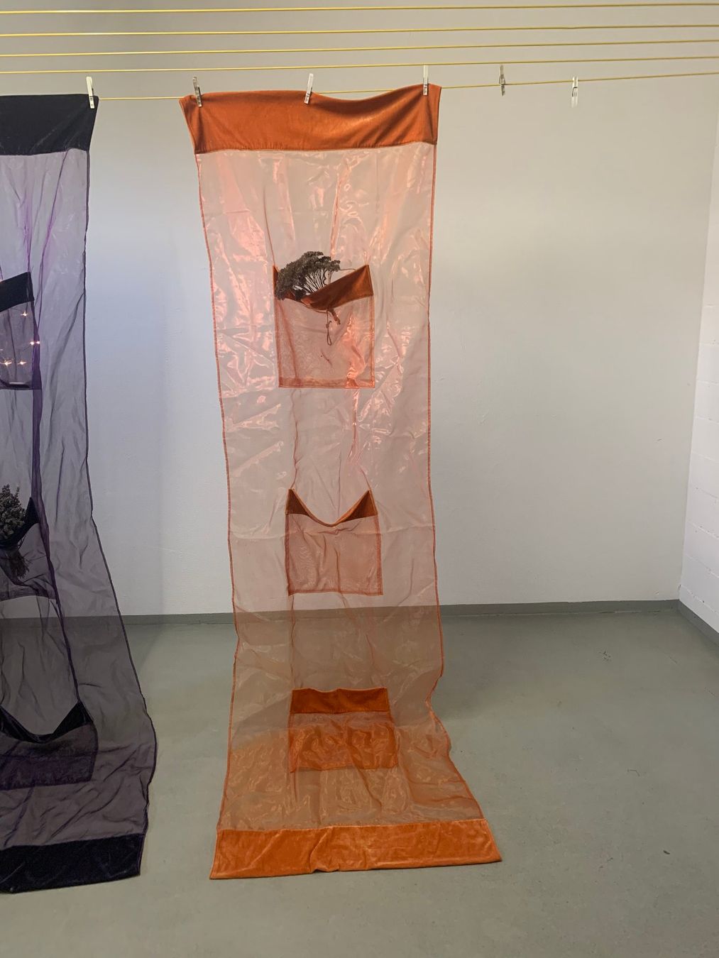 Tende: Voile/Samt Stoff mit 3 Taschen orange – Usato da St. Gallen venduto da Miousch 1