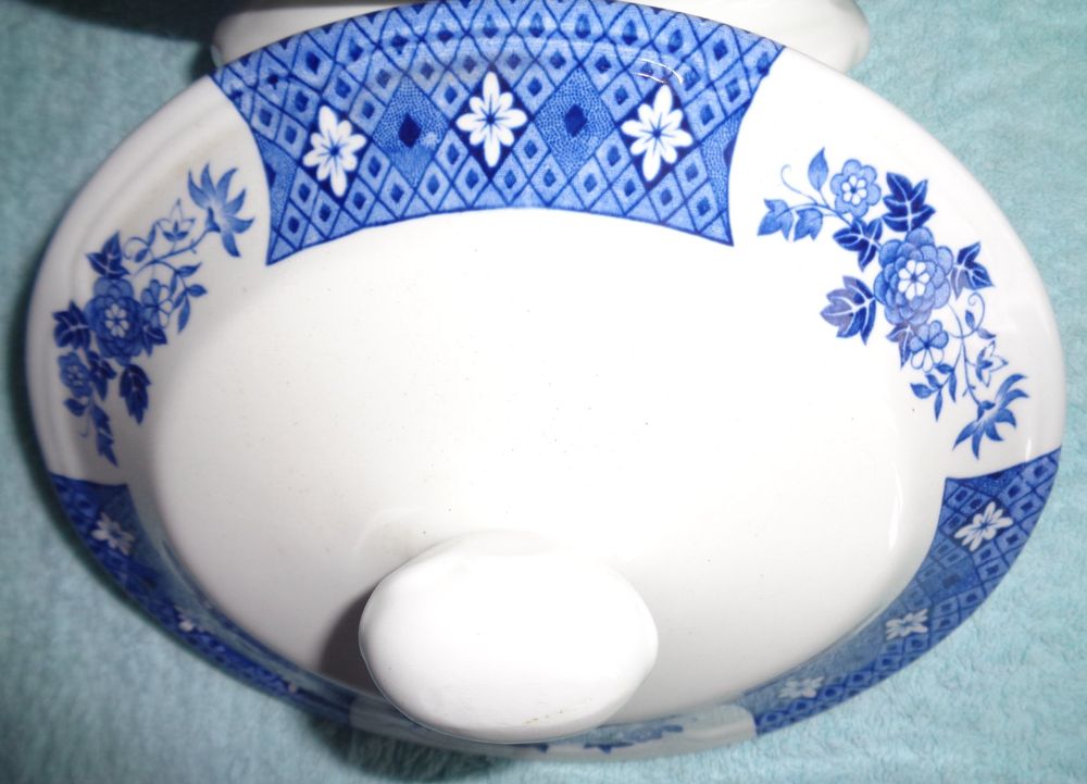 Coupes: ROYAL STAFFORDSHIRE SCHÜSSEL MIT DECKEL – D'occasion à Lausanne par kiliman73 1