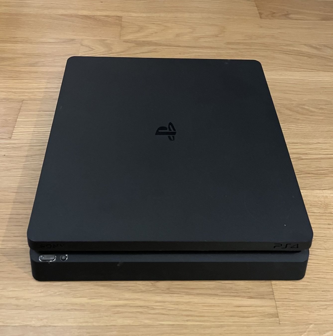 Sony Console: Playstation 4 inkl. 2 Controller und 5 Spielen – Usato da Liestal venduto da Skrtelsanchez