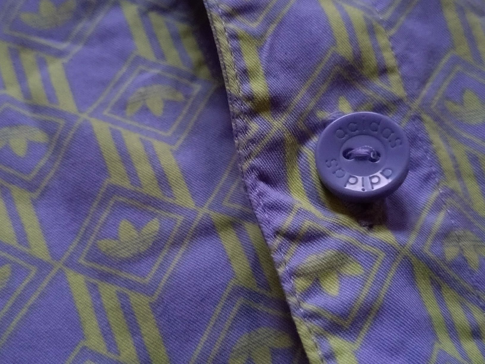 Camicie: Chemise Adidas Fleurie avec logo, M Nice Shape – Usato da Farvagny-le-Grand venduto da LaCaverne 4