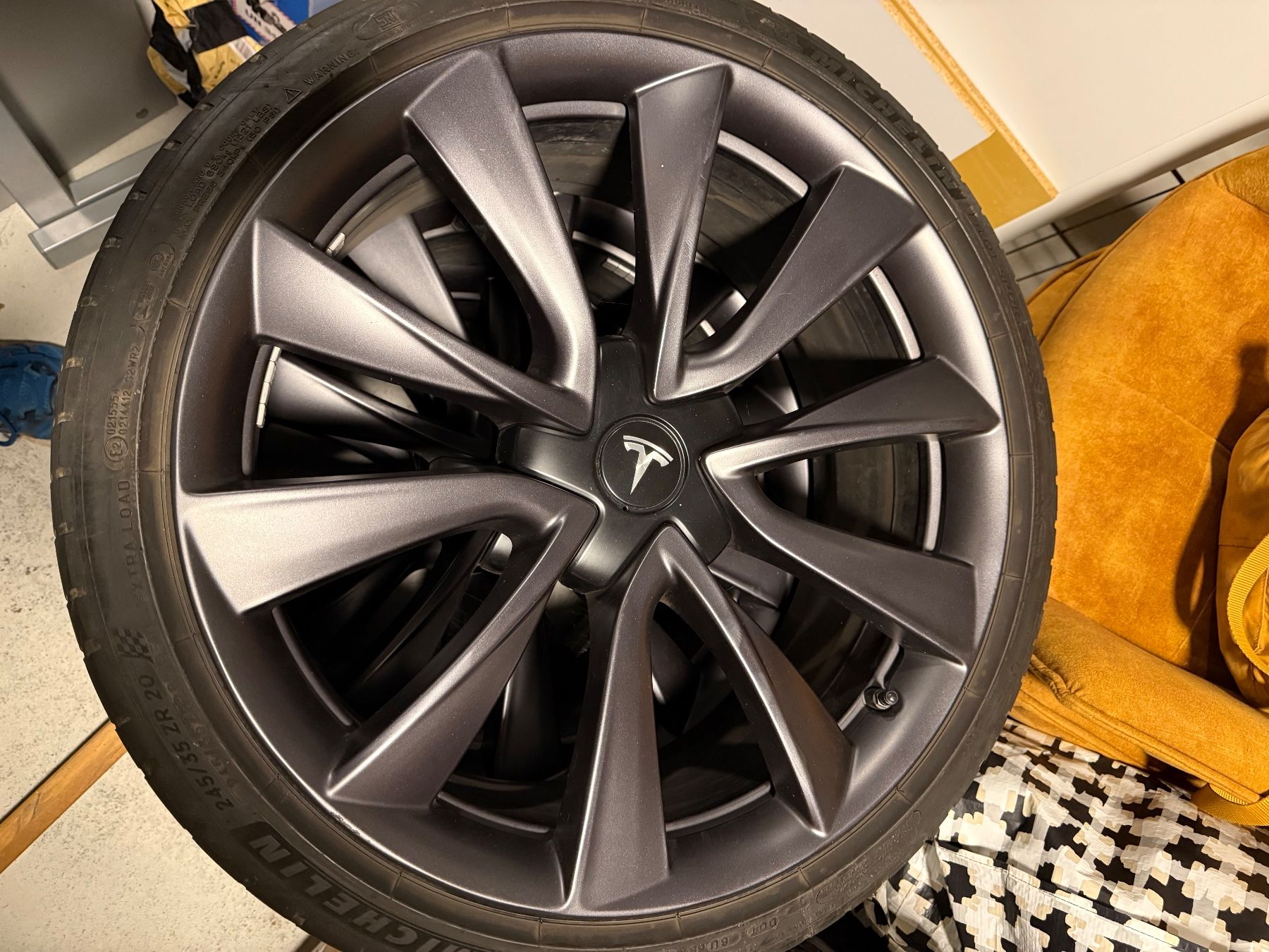 Tesla Cerchioni: Tesla 3 performance felgen set – Usato da Auw venduto da ax2_9ndl 2