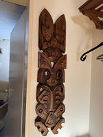 Handgeschnitztes Tribal-Holzrelief