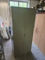 massiver Metallschrank mit 4 Tablaren 88x53cm H: 200cm 350.-