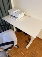 Stufenlos höhenverstellbarer Schreibtisch, perfekt fürs Home