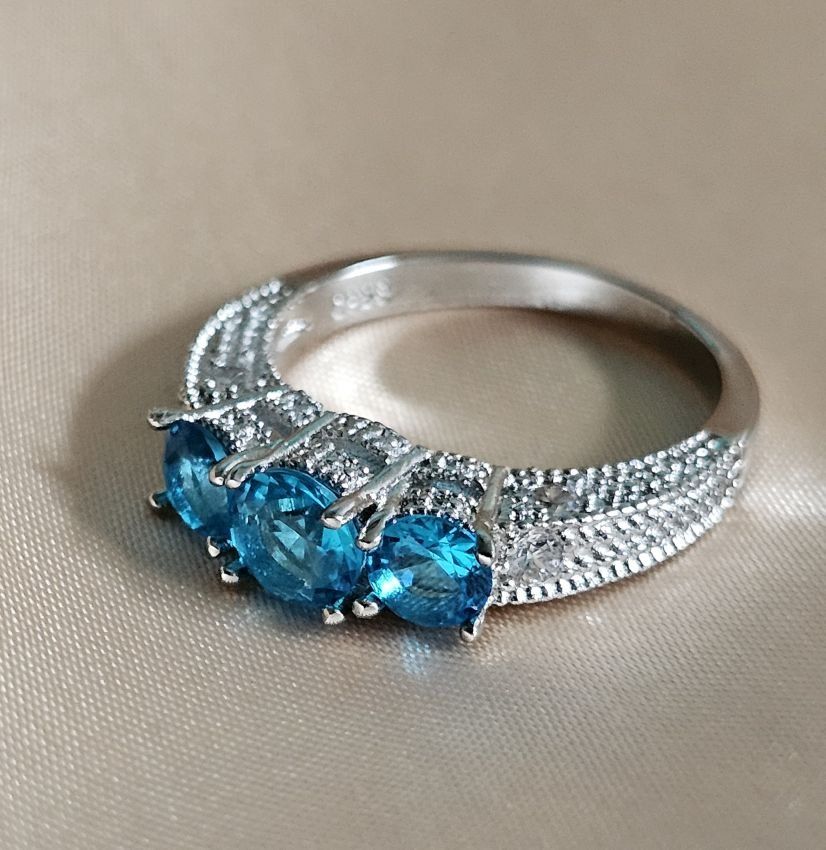 Anelli: Eleganter Ring mit blauem Topas, 925 versilbert, Gr. 9 – Nuovo (secondo la descrizione) da Grenchen venduto da maretop 2
