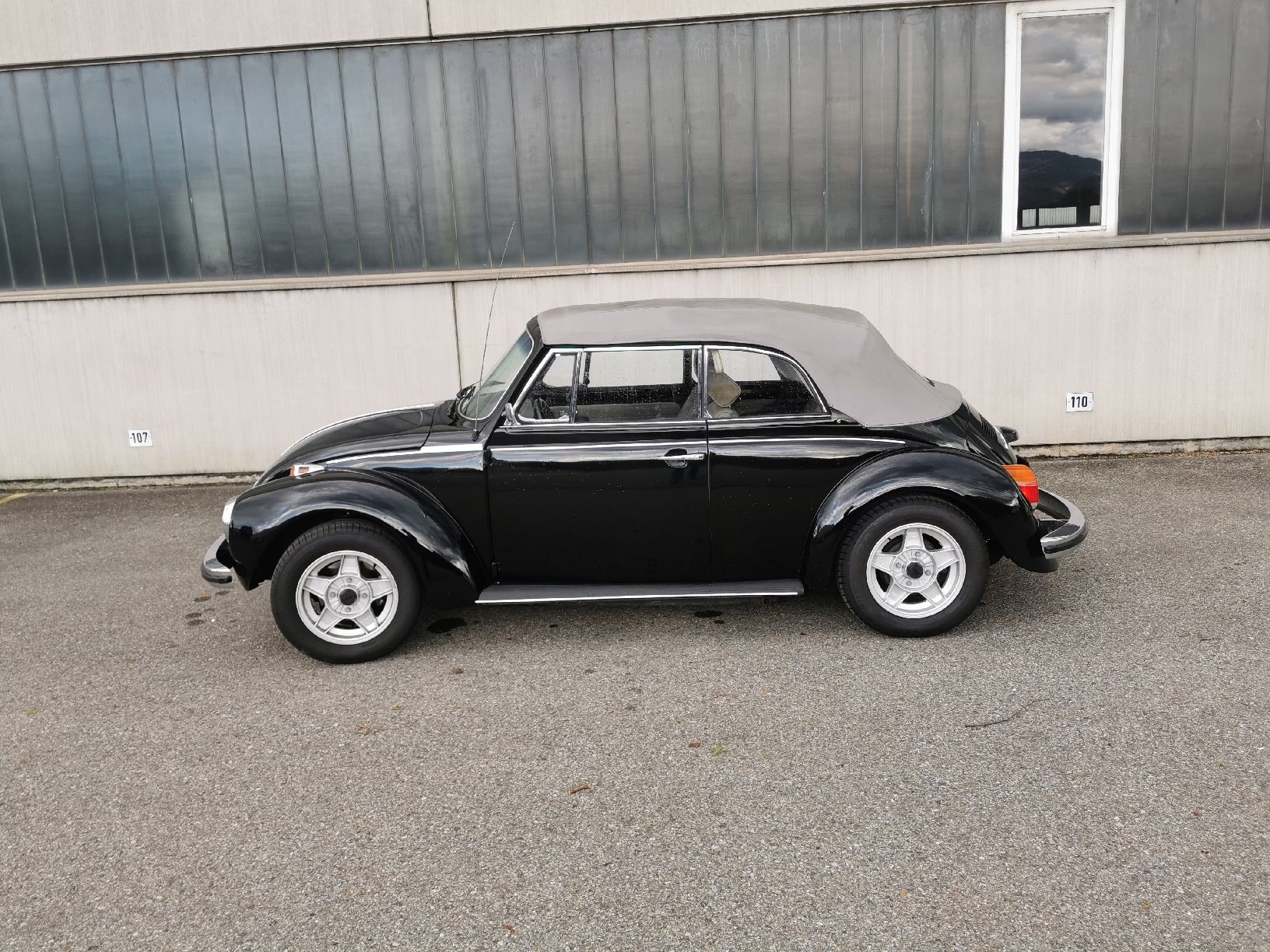 VW Automobili: VW Käfer Cabriolet 1303  in Schwarz – Usato da Oberriet SG venduto da amm_5w5x