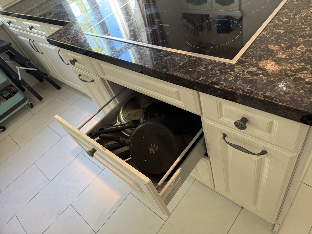 V-Zug Cucine complete: Grosse Küche mit Einbaugeräten Samsung Miele – Usato da Wädenswil venduto da DAS10 5