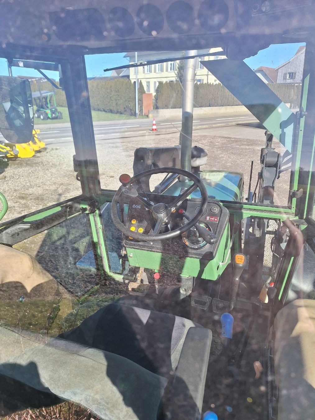 Fendt Trattori: Traktor Fendt 304 LSA mit Frontlader – Usato da Thundorf venduto da MFrick01 3