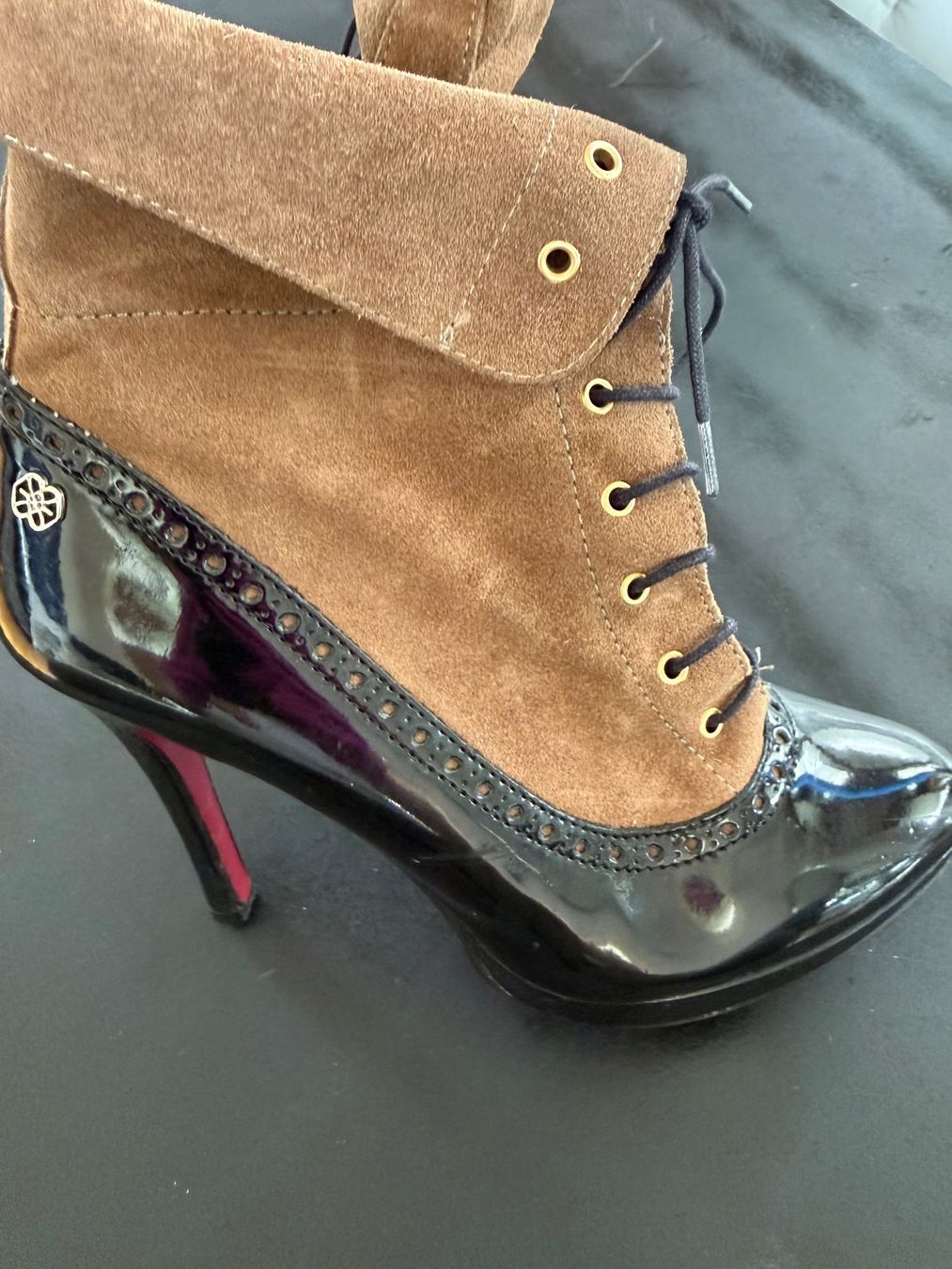Scarpe da donna: Paire de Bottines vernis et daim – Usato da Vernier venduto da ley_yqh9